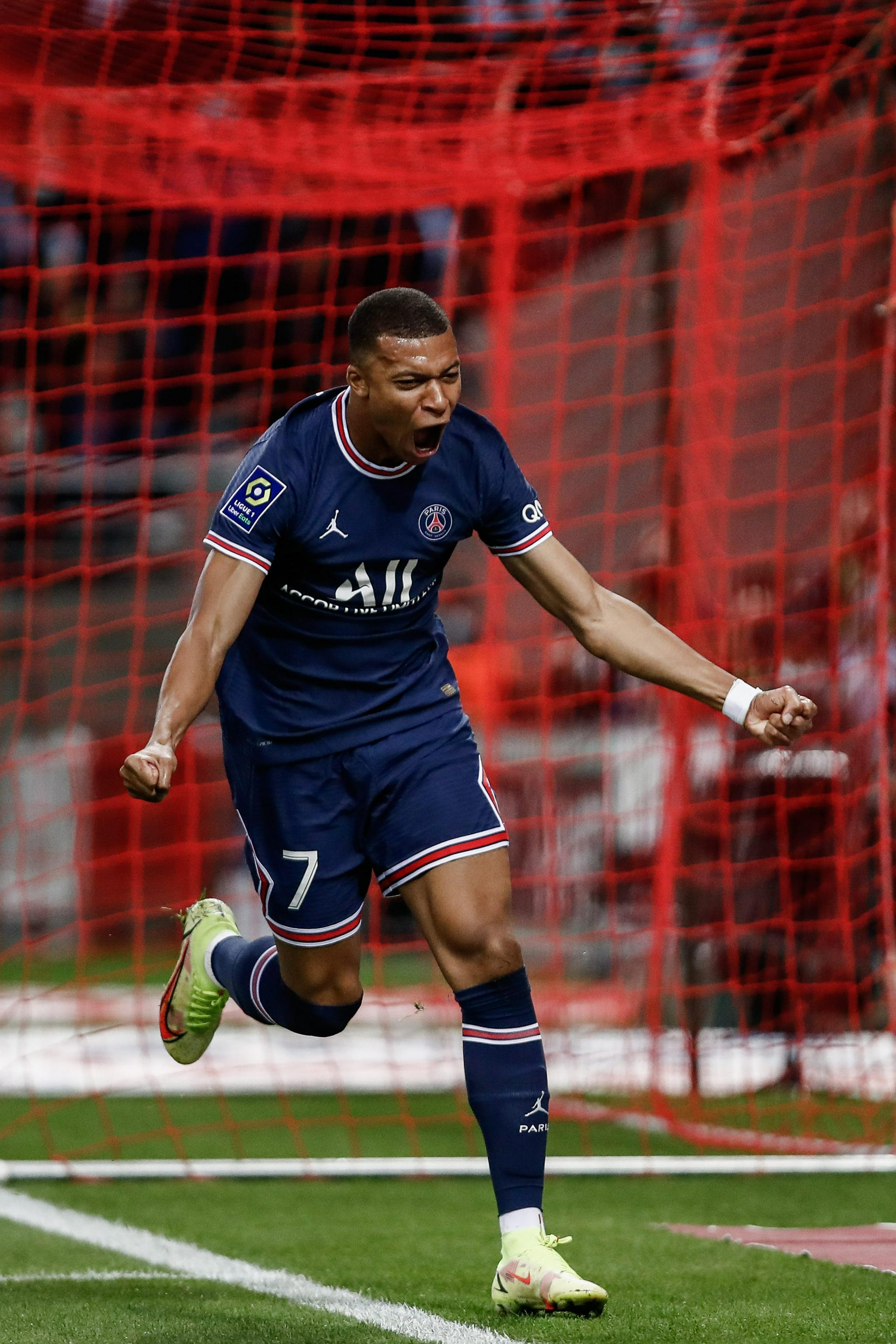 恩里克：2025对俱乐部有重要意义，会继续前进赢得奖杯（恩里克称2025年对俱乐部意义重大，将继续前进冲击奖杯）