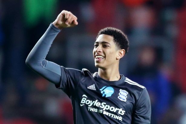 山雨欲来！英超冠军彻底爆了：2功臣炮轰+斯洛特遭兵变 队长表态（英超冠军危机四伏：两大功臣开炮，斯洛特遭更衣室逼宫，队长发声）