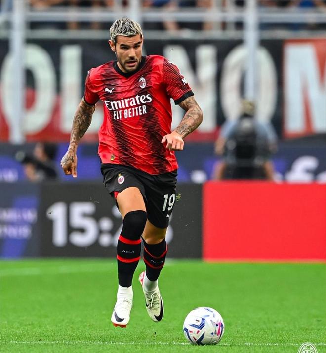 每体：巴萨让马丁替换德容出席发布会，以肯定前者的出色表现（每体：巴萨安排马丁顶替德容出席发布会，以示对其出色发挥的肯定）