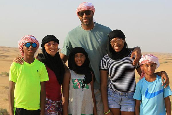 曼联客场不败创英超最长纪录，B费贡献2球1助攻，但防守漏洞明显，积分排名靠后。（曼联客场不败登顶英超纪录，B费2球1助抢眼，防守短板凸显、积分仍靠后）