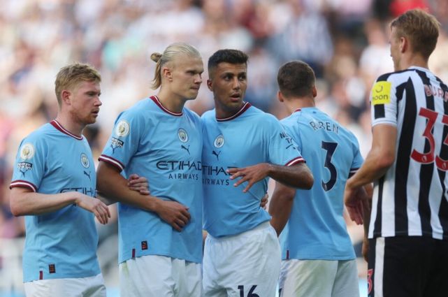 FM26逆天Bug，外场球员“闪现”至门前挡出对方主罚的点球（FM26离谱BUG： 外场球员瞬移到门前封堵对手点球）