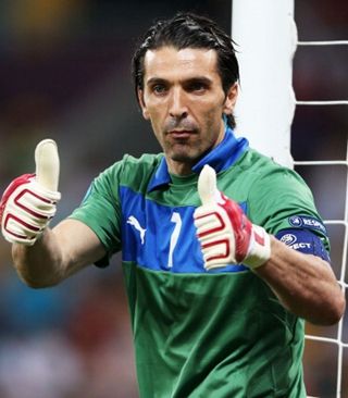 足球世界杯倒计时100天，全球球迷热情高涨（世界杯进入100天倒计时，全球球迷热度飙升）