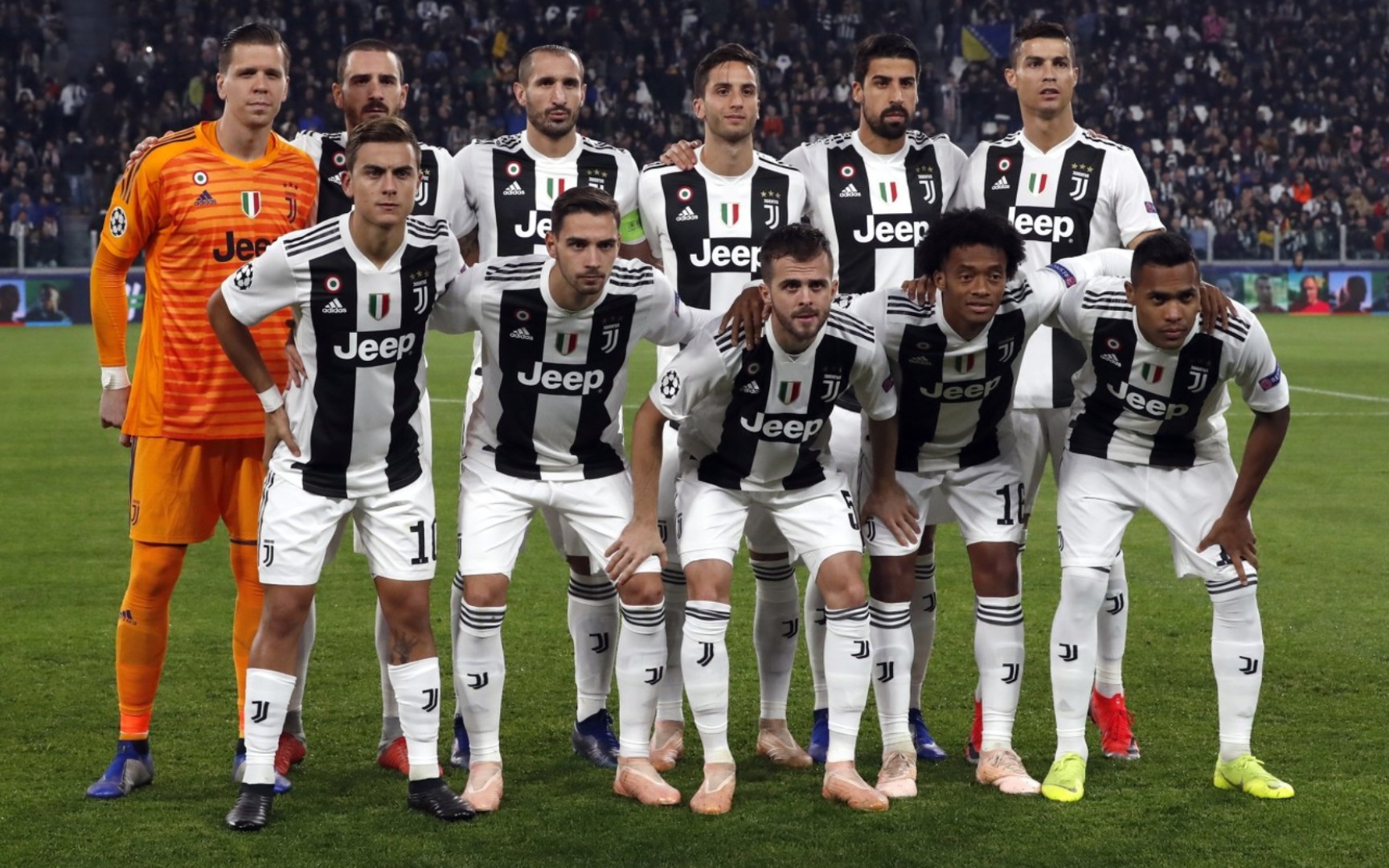 曼联、利物浦近五轮各1胜，英超积分榜曼联积22分，领先利物浦。