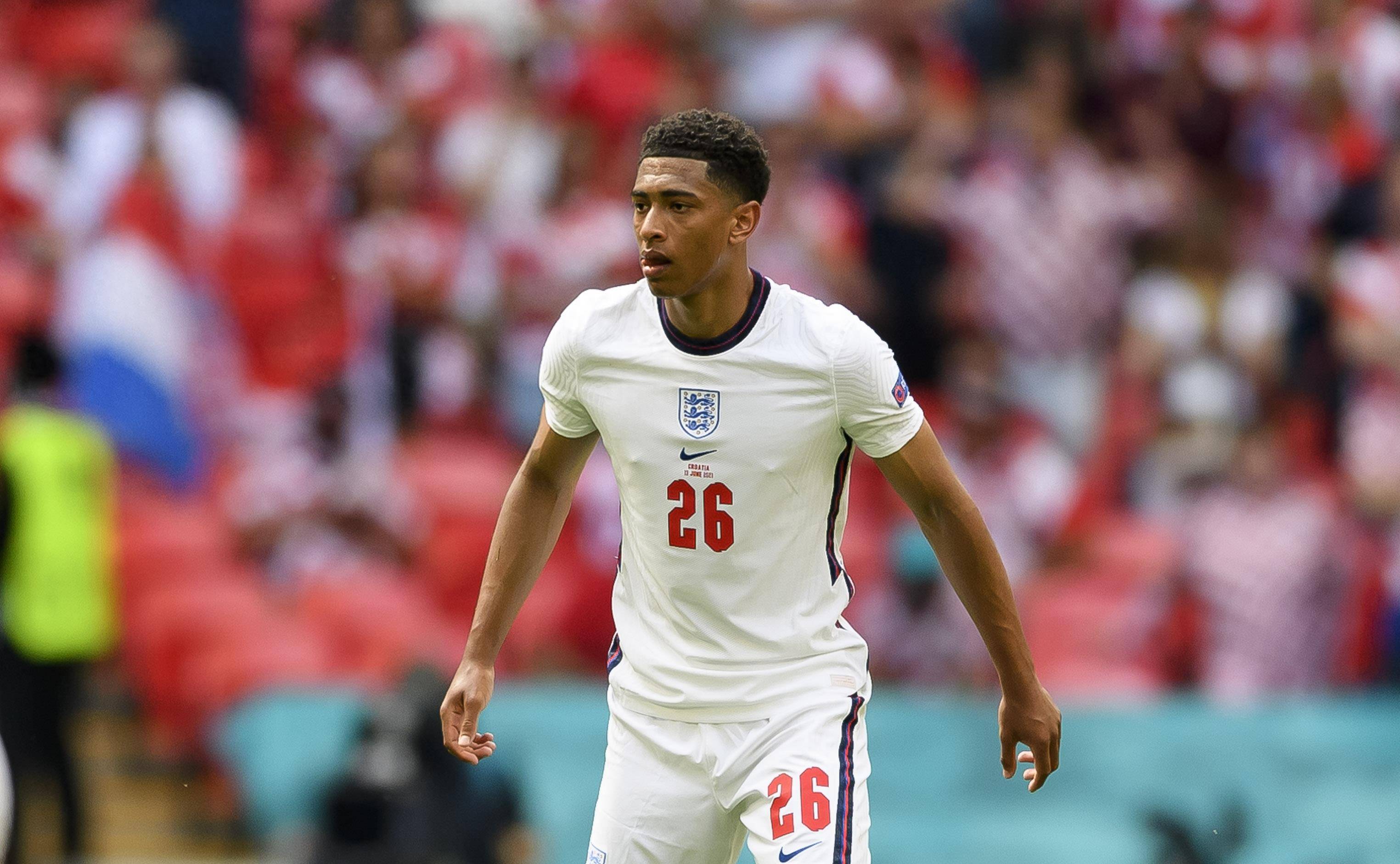 勇士队防守顶尖，波斯特超越格林，科尔应给予更多首发机会。（勇士防守强势，波斯特表现胜格林，科尔该增加其先发机会）