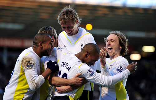 关键时刻谁在承担责任（危急关头，谁来扛起责任？）