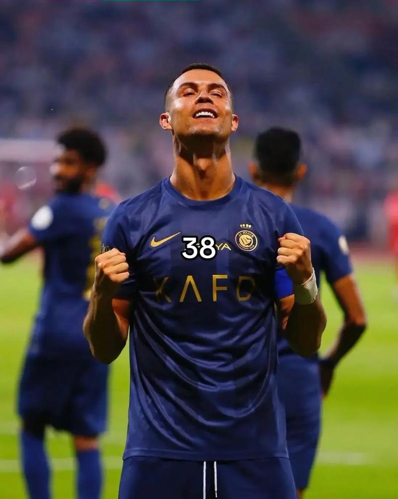 C罗在沙特联赛首秀中上演绝杀，以一记精彩倒钩射门击败对手，助力利雅得胜利领跑积分榜。