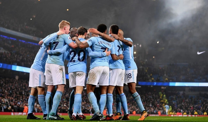 绿茵挥杆，心境随行——我的高尔夫初体验（碧草挥杆，心随球走——我的高尔夫初次邂逅）