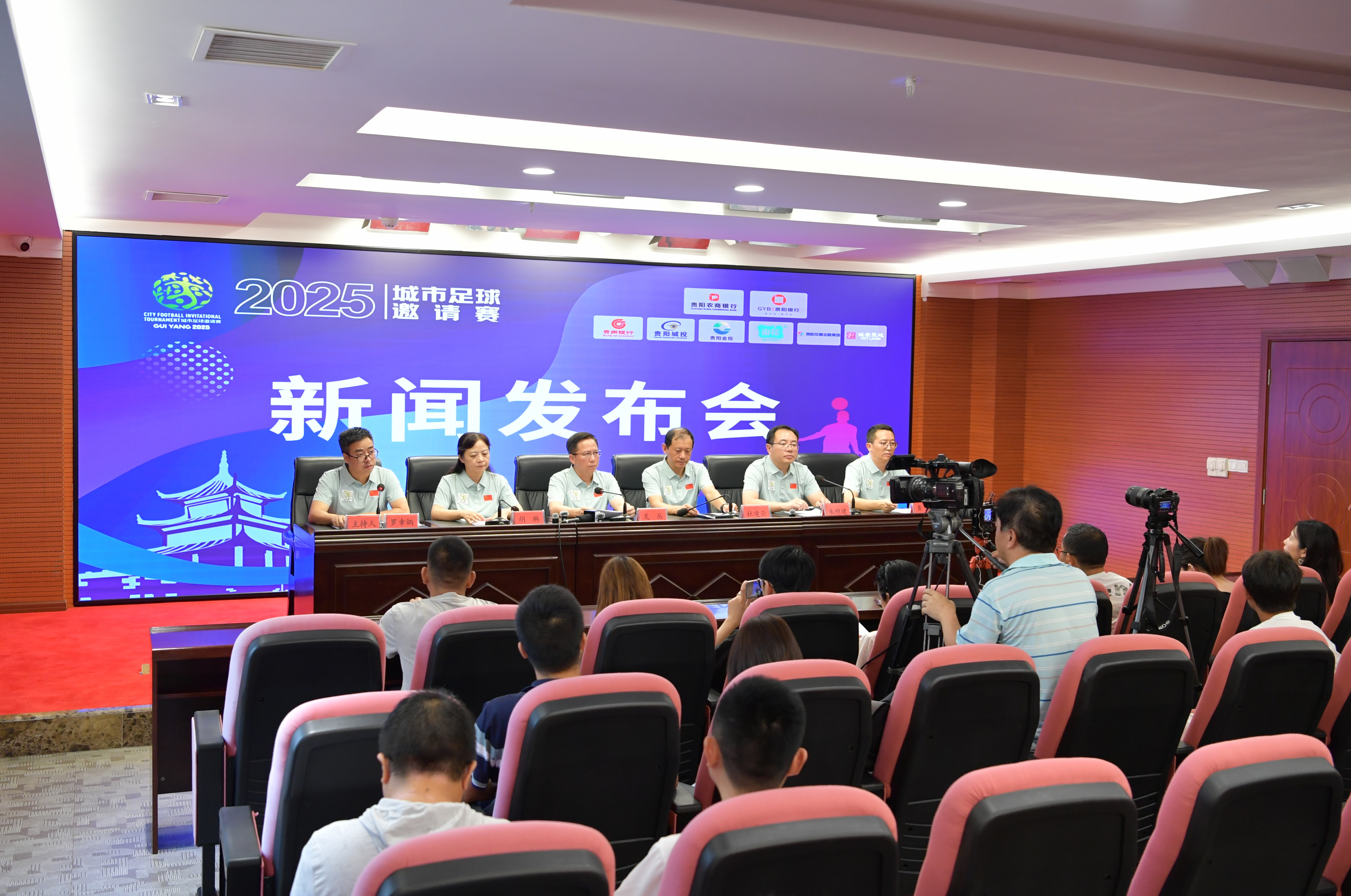 养伤近1年后复出？阿莫林：若马丁内斯进替补席，随时可登场（阿莫林：马丁内斯伤愈将近一年，若进替补席可随时登场）